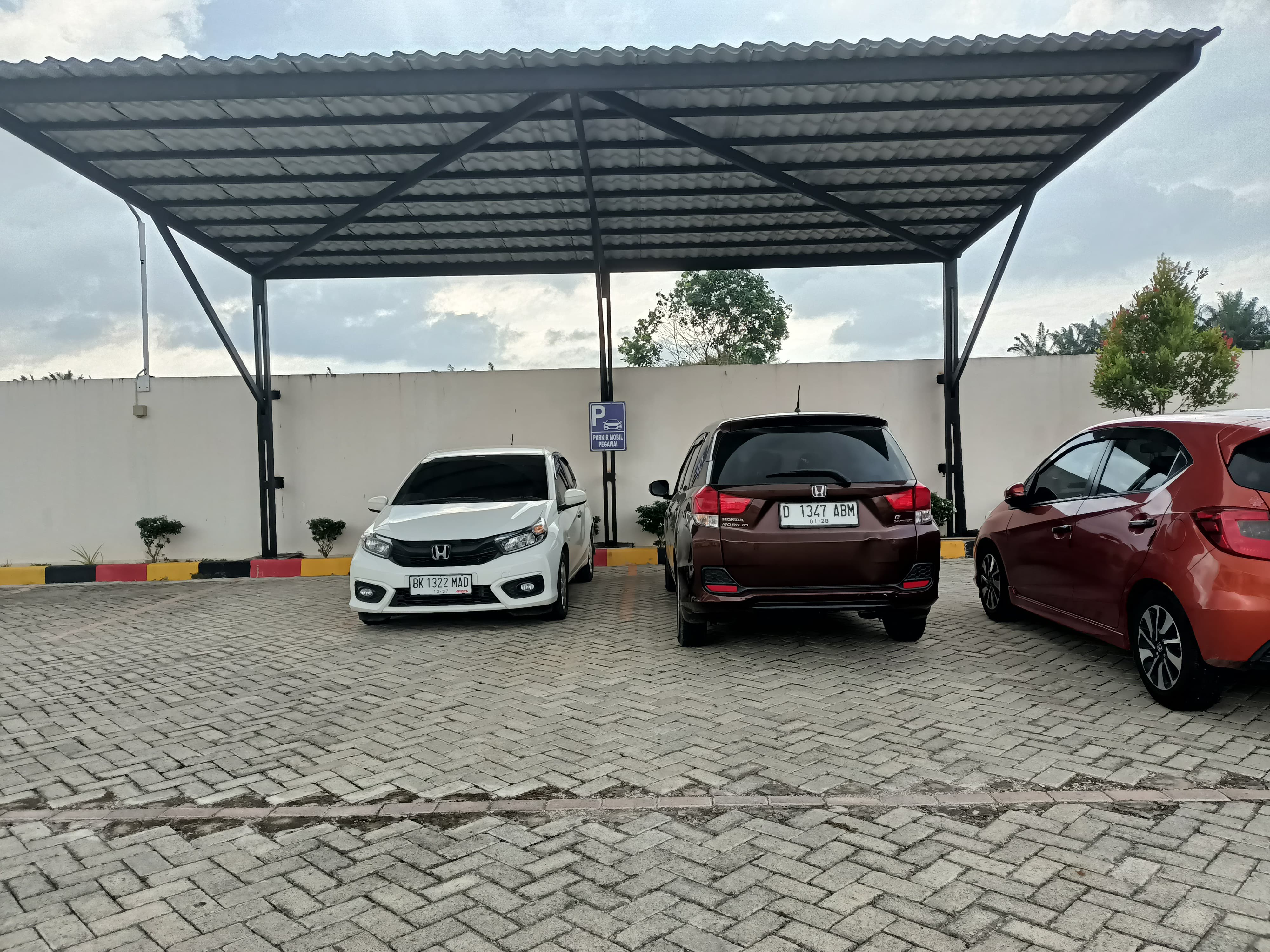 parkir mobil pegawai